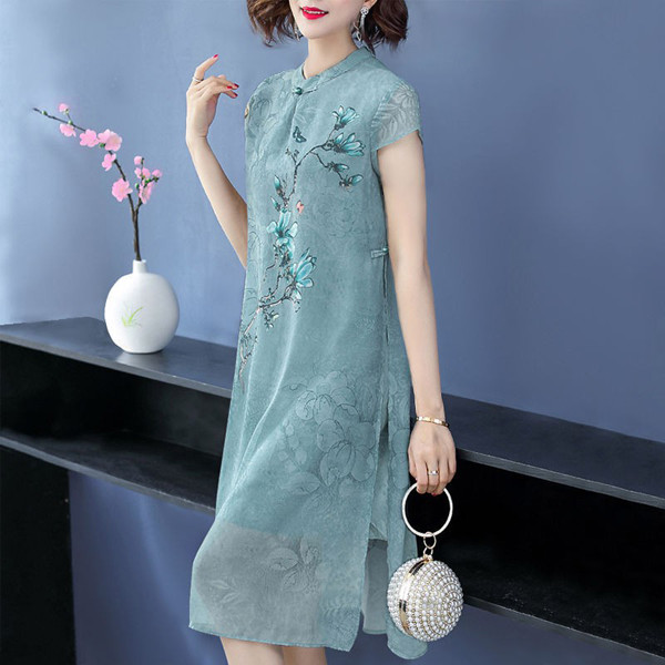 Quả thực, nhìn những chiếc sườn xám cách tân kết hợp với giàu cao gót hoặc xăng đan đơn giản, bạn khó có thể cưỡng lại được sự quyến rũ, nữ tính của người mặc. Đặc biệt, nó cho phép chị em thoải mái trưng diện dù ngoại cảnh là văn phòng hay các cuộc hẹn sau giờ làm.