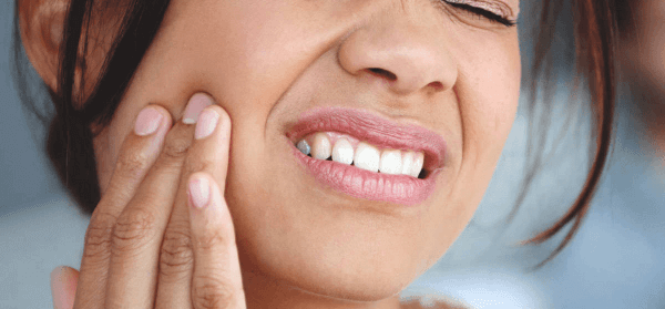 Đau răng không rõ lý do. Chuyên gia sức khỏe cảnh báo, những cơn đau răng không rõ lý do rất có thể là dấu hiệu nhồi máu cơ tim nguy hiểm. Bình thường, tim và răng nằm trong cùng một vùng phản xạ của não. Một khi hệ thống tim mạch bị tổn thương sẽ gây nên các cơn đau ở răng do phản xạ.