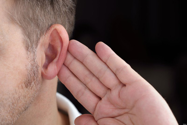 Lý giải điều này, chuyên gia cho biết nam giới trên 45 tuổi thận khí sẽ suy giảm đáng kể. Thận khí không đủ sẽ ảnh hưởng đến kinh mạch thận. Trung y cho rằng thận có mối liên hệ với tai. Khi chức năng thận suy giảm, thính lực của người đó cũng giảm dần.