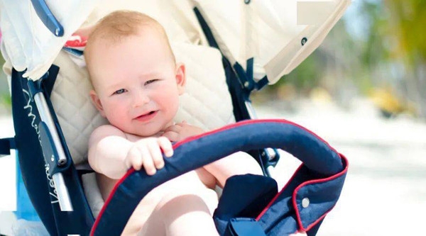 Thực tế, mỗi chiếc xe đều thiết kế phần mái hiên riêng. So với việc sử dụng chăn, quần áo, khăn để che bé trong xe đẩy, dùng mái hiên này là lựa chọn tốt nhất. Ảnh: Sohu, Internet