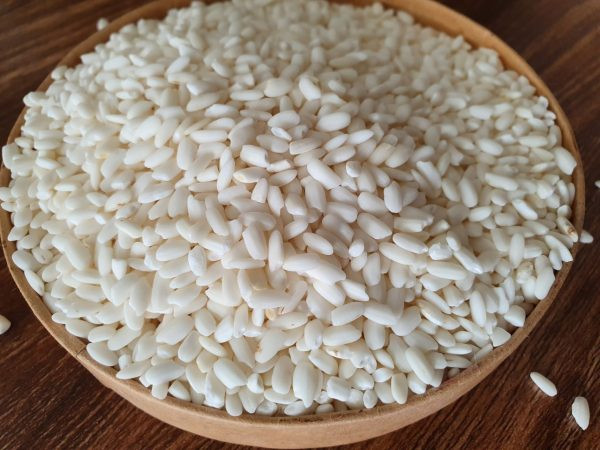 Gạo nếp. Tương tự như cháo, món ăn từ gạo nếp ngon nhưng lại chứa lượng calo cùng bột đường rất cao. Ăn quá nhiều sẽ khiến lượng đường trong máu tăng.