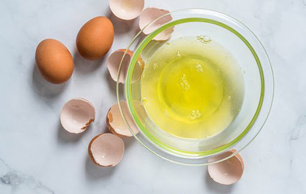 Lòng trắng dù ít chất dinh dưỡng hơn song vẫn chứa lượng lớn protein và canxi. Chất đạm của lòng trắng chủ yếu là albumin cùng các acid amin tương đối toàn diện có lợi cho sức khỏe.