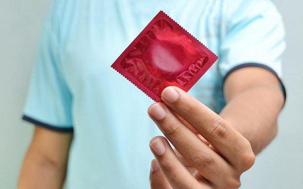 Bảo quản bao cao su. Sử dụng bao cao su là cách tránh thai an toàn, được nhiều người lựa chọn. Tuy nhiên, bạn cần chú ý đến việc bảo quản bao cao su mùa hè. Nguyên nhân bởi nhiệt độ cao có thể khiến bao cao su dễ bị hỏng, kết quả là không mang lại hiệu quả tránh thai và các bệnh tình dục.