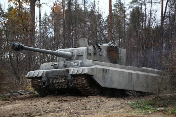 Khi tưởng như đang cầm chắc đường thoát trong tay thì một chiếc xe tăng Tiger II bất ngờ lao ra từ bụi cây và chặn đường họ. Trưởng xe của chiếc Tiger đó nhanh chóng mở nắp tháp pháo, chĩa khẩu súng máy MP-40 về chiếc xe Jeep và liên tục hét to để ép 3 người trên xe đầu hàng.