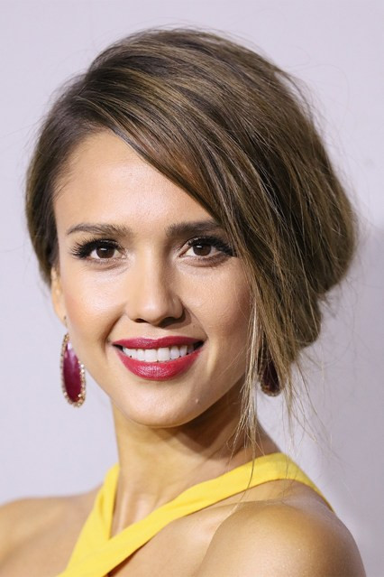Tóc bob dài hoặc tóc búi thấp của nhiều sao Hollywood như Jessica Alba hay Jenifer Lawrence cũng được Glamour gợi ý cho các bữa tiệc Giáng sinh.