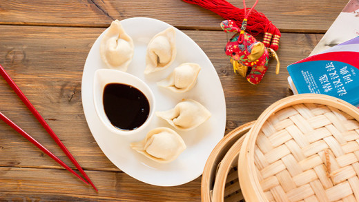 Bánh bao Jiaozi, Trung Quốc. Là một trong những loại bánh bao nổi tiếng được yêu thích nhất Trung Quốc. Loại bánh này có phần vỏ mềm và nhân thịt xá xíu đậm đà. Bẻ chiếc bánh bao nóng bạn sẽ thấy thật khó cưỡng lại mùi thơm siêu quyến rũ của thịt xá xíu.