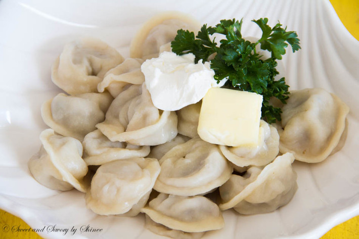 Bánh bao Pelmeni, Nga. Ngoài nhân thịt và rau, loại bánh bao này còn có thể ẩn dấu những đồ vật mang lại may mắn cho người ăn như xu thì bạn sẽ trở nên giàu có, ớt sẽ có tình yêu trong tương lai gần…
