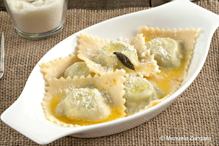 Bánh bao Ravioli, Ý. Công thức làm bánh bao này là phần vỏ được làm từ bột mì, trứng, sữa, phần nhân là thịt, rau. Món ăn này có thể dùng kèm với hầu hết các loại sốt như sốt cà chua, xốt kem, xốt phô mai…