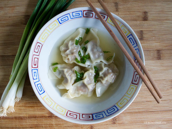 Bánh bao Wonton, Trung Quốc. Bánh wonton là tên gọi khác của một loại bánh rất quen thuộc là hoành thánh. Nó là loại bánh nhân thịt, tôm được bọc ngoài những lá wonton nấu chín trong nước dùng.