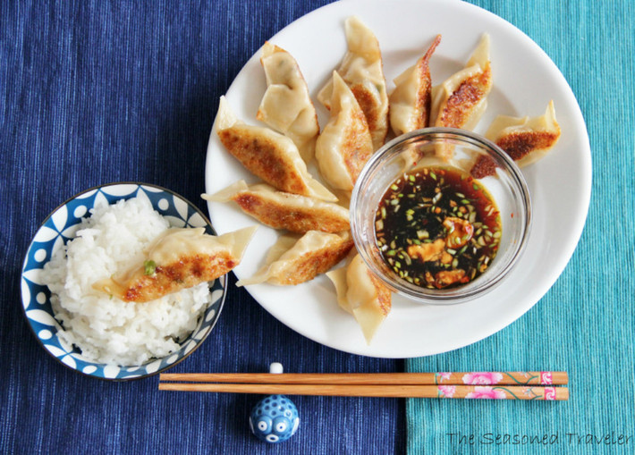 Bánh bao Gyoza, Nhật Bản. Gyoza khá giống với món Jiaozi (Potsticker) của Trung Quốc nhưng lớp vỏ mỏng hơn. Điểm khác biệt chung lớn nhất là gyoza thường dùng nhiều tỏi hơn, nhiều rau hơn thịt.
