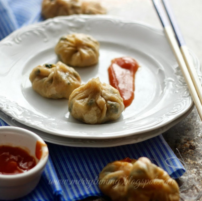 Bánh bao Momo, Nepal. Phổ biến ở Tây Tạng và Nepal. Loại bánh bao này được bọc bởi bao lúa mì với nhân rau hoặc thịt như thịt cừu.