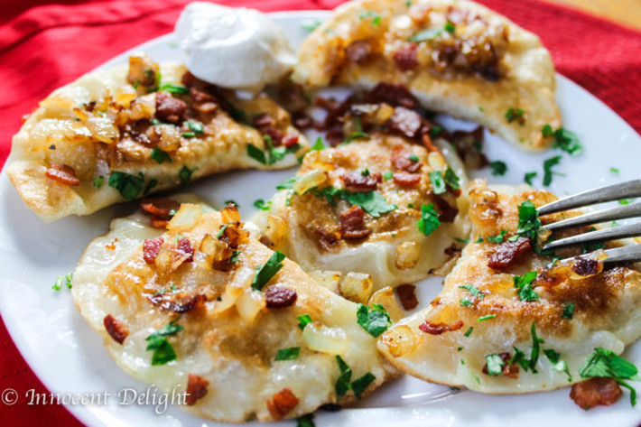 Bánh bao Pierogi, Ba Lan. Là một trong những món bánh đặc trưng của đất nước Ba Lan, bánh Pierogi có hình dạng gần giống như bánh gối của Việt Nam, nhưng vỏ bánh Pierogi lại xốp giòn hơn và nhân cũng được thay thế bằng khoai tây và phô mai.