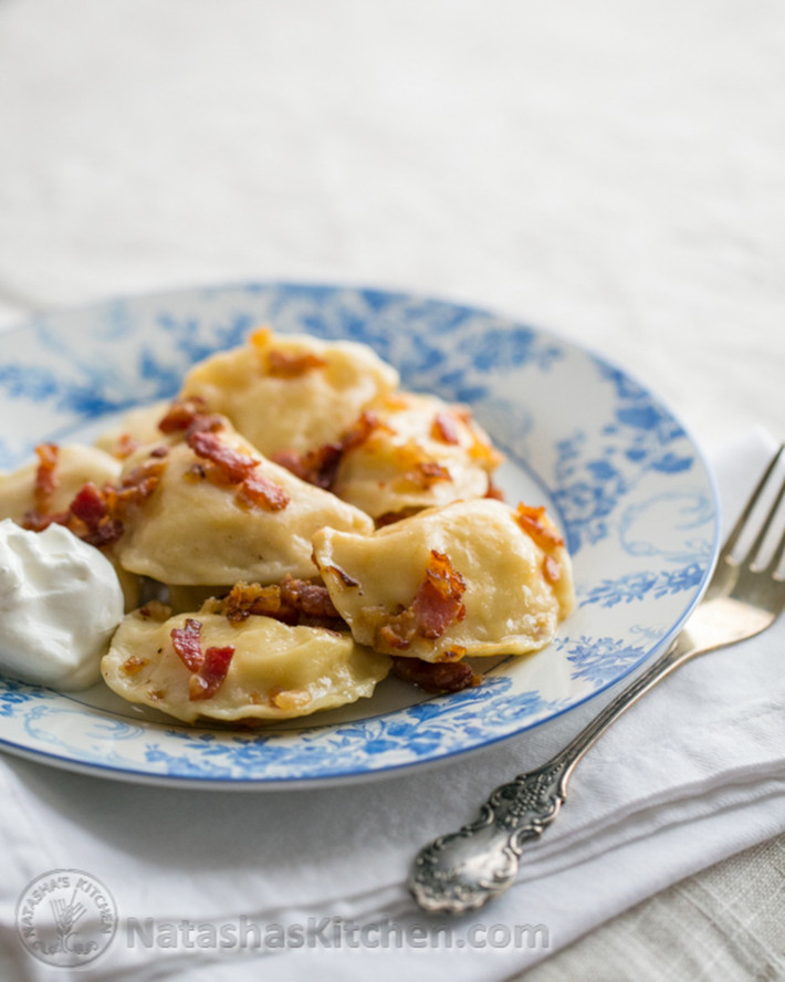 Bánh bao vareniki, Ukraina. Là một kiểu bánh bao có hình dạng bánh gối. Nó có thể là bánh bao mặn với khoai tây và phô mai hoặc bánh ngọt với vị anh đào.