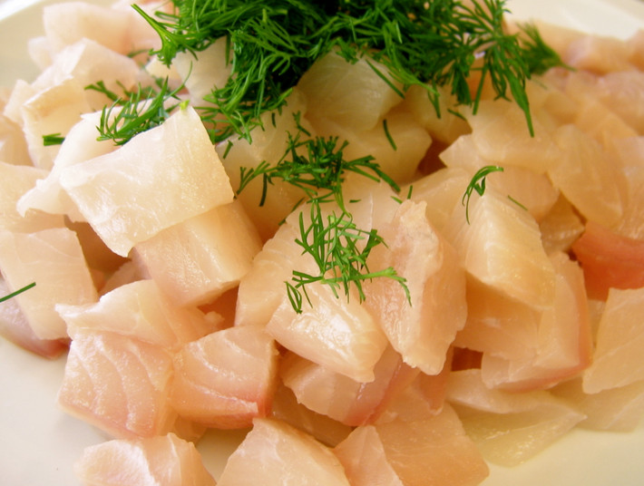 Cá luôn được cho là một trong những thực phẩm khỏe mạnh, giàu protein. Nó cũng ít chất béo, cholesterol và calo hơn so với thịt lợn và thịt bò. Đồng thời nó có các vitamin, khoáng chất và axit béo có lợi cho sức khỏe của chúng ta.