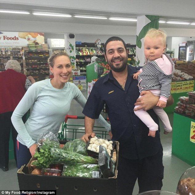 Brisbane biết và thử nghiệm chế độ ăn Paleo lần đầu tiên cách đây 5 năm. Kể từ đó, cô cảm thấy khỏe hơn nhiều và quyết định theo đuổi chế độ ăn này lâu dài. Khi có con gái đầu lòng, bên cạnh việc cho con bú cô cũng tập cho bé ăn theo chế độ Paleo. Bé Shan Cooper tỏ ra rất thích thú với chế độ ăn này.