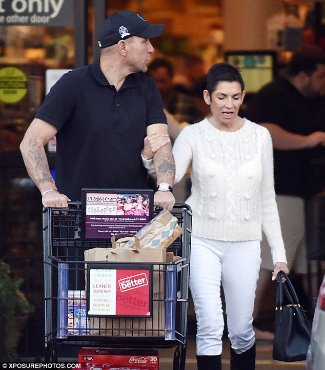 Tháng 11/2013, cựu cầu thủ kiêm diễn viên Vinnie Jones tiết lộ, cả anh và vợ Tanya đều mắc Melanoma là loại nghiêm trọng nhất của ung thư da. Bức ảnh mới đây cho thấy vợ chồng Vinnie Jones hoàn toàn khỏe mạnh và đã chiến thắng trong cuộc giành giật sự sống với căn bệnh ung thư ác tính.
