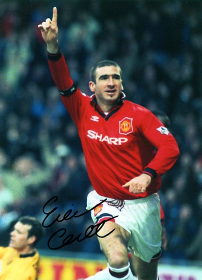 Vinnie Jones được mệnh danh là “gã đồ tể” của bóng đá Anh. Anh khoác áo nhiều đội bóng lớn như Wimbledon, Leeds United, Chelsea và từ giã sự nghiệp sân cỏ vào năm 1998.