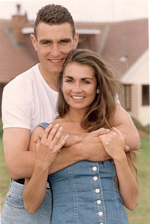 Vinnie Jones và Tayna kết hôn năm 1994. 21 năm yêu và cưới, họ đã cùng nhau trải qua nhiều khó khăn trong cuộc sống, đặc biệt là căn bệnh ung thư.