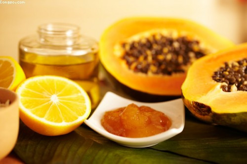 Đắp mặt nạ tự nhiên. Các loại mặt nạ không chỉ dành cho da mà còn cho nhiều bộ phận trên cơ thể. Nếu chị em muốn có vòng ngực đầy đặn thì hãy đắp mặt nạ từ trứng gà, đu đủ, trứng, sữa, mật ong, cà chua. Chế tất cả thành một loại hỗn hợp nhuyễn rồi đắp lên ngực 15-30 phút sau đó rửa sạch với nước.