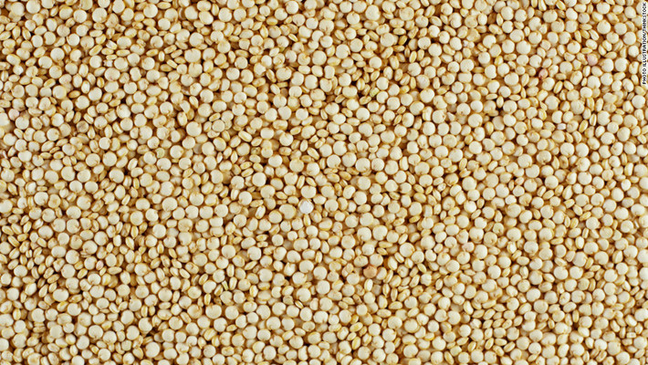 Hạt quinoa. Là loại ngũ cốc nguyên hạt được ưa chuộng phổ biến bởi nó là liều thuốc tốt của protein giúp xây dựng cơ bắp. Tuy nhiên, không chỉ loại hạt này mà tất cả các loại ngũ cốc nguyên hạt đều có thể hỗ trợ cho việc giảm cân và hỗ trợ hệ miễn dịch chống lại các loại bệnh.