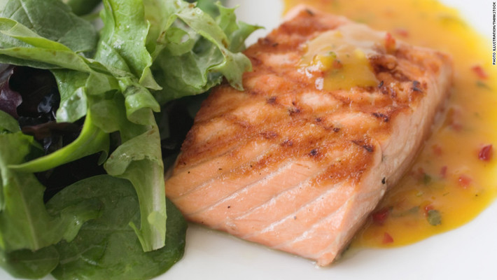 Cá hồi. Cũng là một nguồn protein nạc có thể thay thế thịt hoàn toàn. Bác sỹ khuyên bạn nên ăn cá ít nhất 2 lần/tuần. Nó sẽ cung cấp liều cao các axit béo omega 3, có thể giảm các bệnh tim mạch. Nó còn giảm viêm và giảm tốc độ tích tụ mảng bám trong mạch máu.