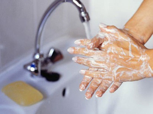 Luôn rửa tay bằng nước xà phòng ấm ít nhất 20 giây sau khi chế biến thực phẩm sống. Không chỉ rửa tay trước khi ăn cơm mà khi chạm vào bất cứ thịt gia cầm chưa nấy chín cũng nên rửa tay sạch sẽ. Khuẩn từ những loại thực phẩm này có thể làm ô nhiễm thực phẩm nấu chín và thực phẩm tươi.