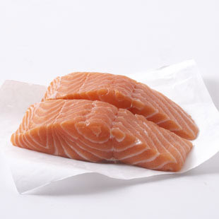 Cá hồi chứa nhiều omega-3 và DHA đặc biệt quan trọng trong việc thúc đẩy hoạt động trí não. Trang Eatingweel cho biết, những người bổ sung 3mg omega-3 trong 12 tuần giảm nguy cơ bị căng thẳng 20% so với những người bình thường. Bạn nên ăn cá hồi 2 lần mỗi tuần để đáp ứng nhu cầu omega-3 của cơ thể. Ngoài cá hồi, quả óc chó, đậu nành và một số loại cá béo khác cũng có hàm lượng cao omega-3.
