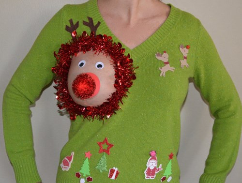Các mẹ sẽ thoải mái đi chơi noel và cho con bú bằng cách mở chiếc mũi của chú tuần lộc mà không cần cởi áo. Chiếc áo này được nhiều người công nhận là áo Giáng sinh khó đỡ nhất mọi thời đại.