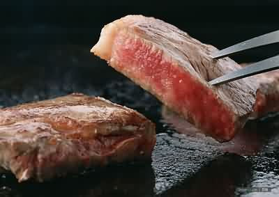 7. Móng tay - thịt bò. Đừng nghĩ rằng móng tay chỉ có chỉ có một lớp, trên thực tế, nó còn lớp sừng keratin. Nếu móng tay của bạn đang dần dần mất đi độ bóng của nó, giòn, dễ gãy, các biện pháp khắc phục nhanh nhất là bổ sung thêm protein và sắt. Trong các bữa ăn hàng ngày, thịt bò không chỉ chứa protein phong phú, hàm lượng sắt cũng đứng đầu danh sách, và nó chứa sắt dễ dàng hấp thụ.