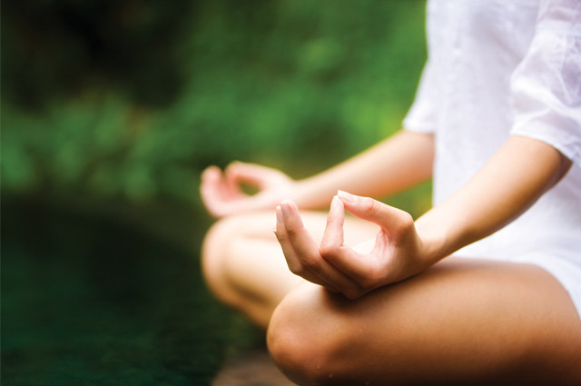 Tự giải tỏa căng thẳng: Mỗi khi cảm thấy căng thẳng, hãy làm bất cứ điều gì mà bạn thấy thoải mái như viết nhật ký, buôn chuyện với bạn bè, lang thang phố xá, tập thể dục hoặc ngồi thiền.
