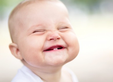 Cười tươi mỗi ngày: Những người hạnh phúc luôn mỉm cười khi họ thấy vui và dễ dàng thể hiện cảm xúc tích cực. Đôi khi, chỉ cần nhìn một khoảnh khắc đáng yêu nào đó của một đôi trai gái hay một em bé ngây thơ là họ đã có thể mỉm cười.