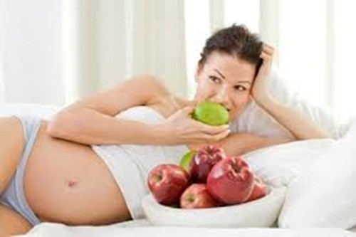 Một người phụ nữ có chỉ số BMI bình thường nên tăng từ 11-13kg. Phụ nữ thiếu cân nên tăng khoảng 13-18kg và phụ nữ béo phì không nên tăng quá 10kg.
