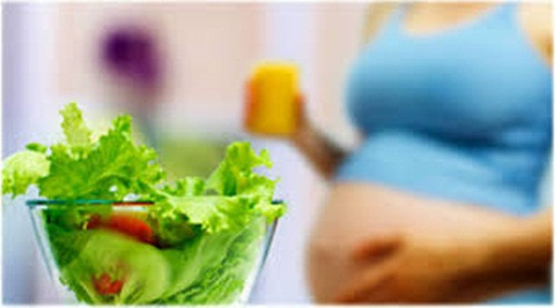 Tăng quá nhiều cân có thể dẫn đến các vấn đề sức khỏe cho cả mẹ và bé, bao gồm nguy cơ tiểu đường thai kỳ và tiền sản giật. Trọng lượng của người mẹ lúc mang thai cũng ảnh hưởng đến các điều kiện tiểu đường và béo phì sau khi sinh con.