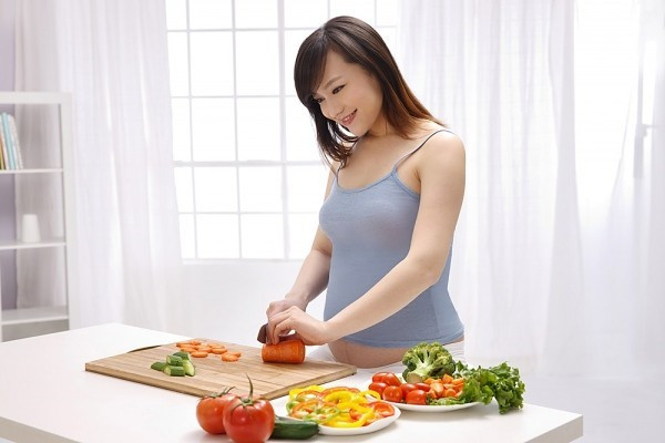 Các bà mẹ chỉ cần 250-300calo/ngày và những calo đó nên đến từ các loại rau, trái cây, chất béo lành mạnh và ngũ cốc nguyên hạt.
