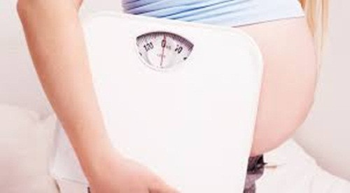 Trong ba tháng đầu của thai kỳ, người mẹ nên tăng 1kg, ba tháng giữa tăng 5kg, ba tháng cuối tăng 6kg. Có nhiều bà mẹ ít tăng cân hoặc không tăng cân trong 3 tháng đầu thai kỳ vì bị nghén nhưng phần lớn vẫn tăng được 0,9 – 1,8kg.