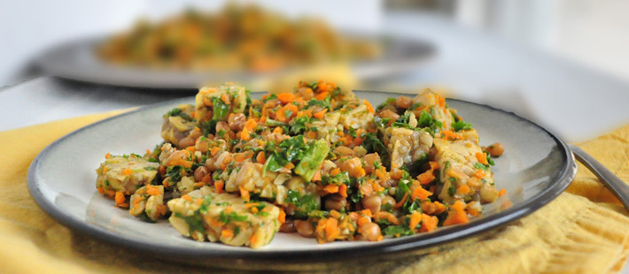 Salad cải xoăn, bột mì, cà rốt. Hãy loại bỏ gốc, chỉ ăn phần lá xanh của cải xoăn, thêm bột mì và cà rốt thái hạt lựu tạo thành một món sền sệt. Ăn bữa chính hay bữa phụ đều không lo đói.