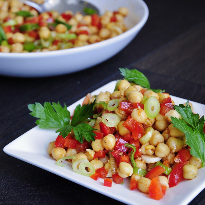 Salad đậu. Bí quyết để có món salad ngon này là hãy cho thêm những loại dầu chứa omega 3 như dầu ô liu, các loại thảo mộc, nước cốt chanh. Tất cả những loại này đều rất tốt cho gan.