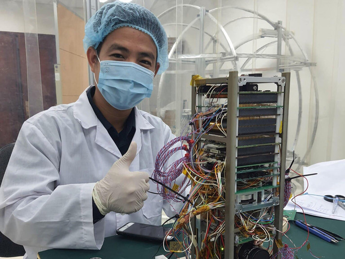 Vệ tinh NanoDragon dự kiến sẽ hoạt động ở quỹ đạo đồng bộ mặt trời (SSO) ở độ cao khoảng 520 km. Vệ tinh có hai nhiệm vụ chính là tích hợp một bộ thu tín hiệu nhận dạng tự động tàu thủy (Automatic Identification System - AIS) sử dụng cho mục đích theo dõi, giám sát phương tiện trên biển. Nhiệm vụ thứ hai là sử dụng một thiết bị chụp ảnh quang học để xác thực chất lượng bộ điều khiển tư thế vệ tinh khi hoạt động trên quỹ đạo.