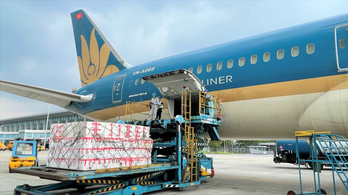 Đây cũng là lần đầu tiên vải thiều được xếp trên khoang hành khách để tăng tải trọng vận chuyển.
