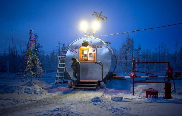 Làm việc hai tuần và hai tuần nghỉ, nhân viên của các trạm xăng 24 giờ gần Oymyakon đóng vai trò rất quan trọng để đảm bảo rằng nền kinh tế có thể tiếp tục hoạt động bất chấp điều kiện khắc nghiệt.