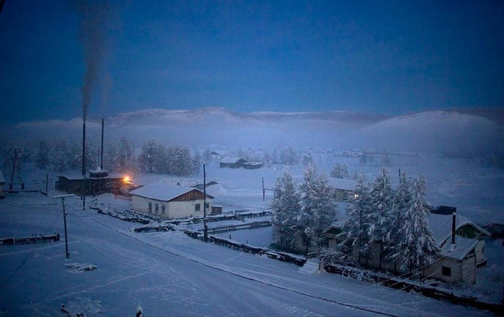 Nhà máy sưởi ấm của Oymyakon hoạt động suốt ngày đêm với một chùm khói luôn bốc lên bầu trời mùa đông.