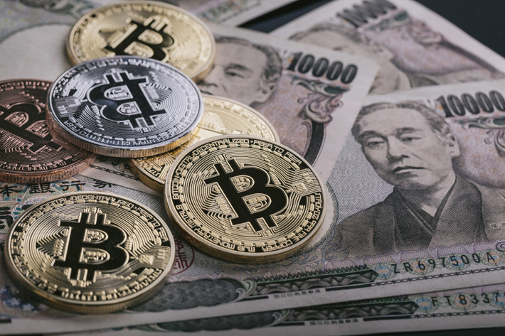 Bitcoin sử dụng mã nguồn mở và công nghệ blockchain để đảm bảo tính bảo mật, không thể hack, và tính chính xác. Người giao dịch có thể xem được lượng giao dịch Bitcoin hàng ngày. Tiền Pi được giới thiệu chạy trên Giao thức đồng thuận Stellar được thiết kế bởi David Mazières, giáo sư khoa học máy tính tại Stanford. Tiền Pi chạy trên mã nguồn đóng nên không thể giám sát nguồn cung tiền và những chủ dự án hoàn toàn có thể bơm thêm tiền cho mình mà không ai kiểm soát được.