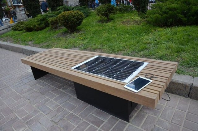 Bộ pin năng lượng mặt trời tích hợp giúp khách bộ hành có thể dừng nghỉ chân và sạc thiết bị di động.