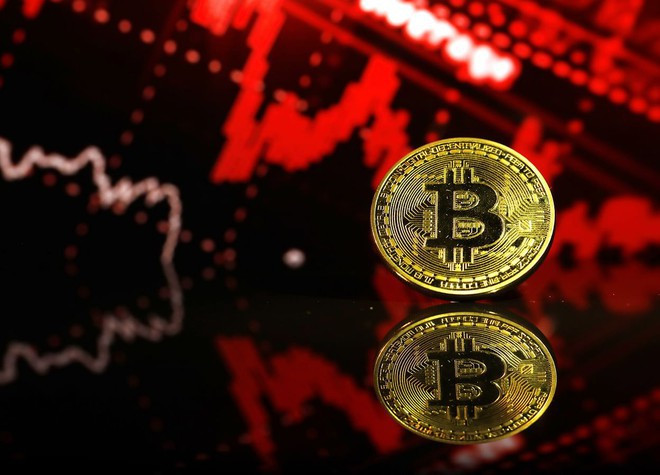 Bitcoin ra đời từ năm 2008 khi “cha đẻ” của nó – một người có biệt danh là Satoshi Nakamoto công bố 1 tài liệu miêu tả về 1 hệ thống kỹ thuật số ngang hàng (peer-to-peer) có tên gọi là bitcoin. Nakamoto sau đó đã rời khỏi dự án này vào năm 2010 và biến mất, nhưng các “thợ mỏ” khác đã tiếp tục công việc này.