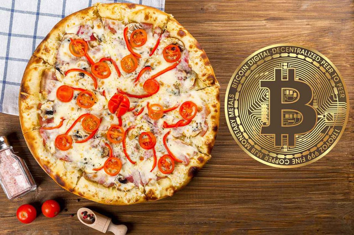 Giao dịch đầu tiên liên quan đến bitcoin diễn ra vào ngày 22/05/2010 khi một lập trình viên có tên là Laszlo Hanyecz cho biết anh ta vừa giao dịch thành công 10.000 bitcoin để mua một chiếc pizza. Tính đến ngày 20/09/2017, 10.000 bitcoin có trị giá khoảng 38 triệu USD và đây là chiếc pizza đắt đỏ nhất thế giới.