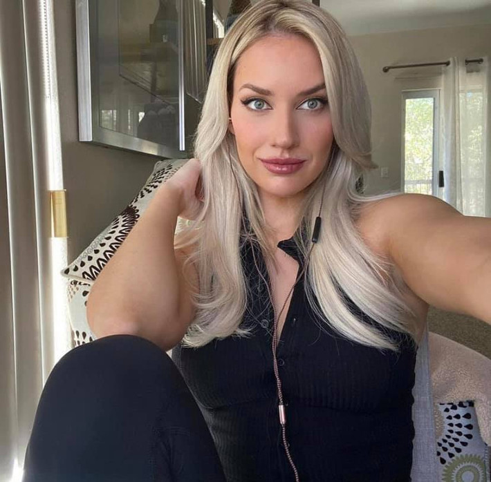 Thậm chí, với phong cách ăn mặc bốc lửa khi chơi golf, người đẹp Paige Spiranac bị coi là "cái gai trong mắt" của nhiều người đam mê golf truyền thống. Cũng từ đây là không ít người bảo cô là phá hỏng bộ môn quý tộc.