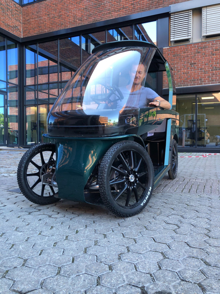 Người lái sẽ cần sạc pin trước khi sử dụng. Với hai gói pin, Car-eBike có thể chạy được 70-100km mỗi lần sạc.