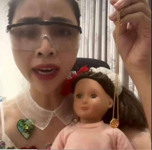 Tự xưng mình là "mẹ", búp bê là "con", nữ YouTuber Thơ Nguyễn đã có những hành động khiến nhiều người xem cảm thấy ghê rợn như sử dụng dây chuyền đung đưa trước mặt, cho búp bê uống coca, hay trò chuyện như con người.