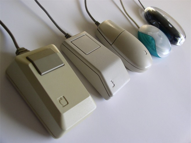 Hai thập kỷ sau khi chuột máy tính đầu tiên ra đời, khi trang bị chuột cho máy tính Macintosh, Steve Jobs, CEO Apple cho rằng chỉ một nút bấm là đủ. Ông đề cao sự đơn giản và quả quyết rằng một nút giúp tránh thao tác sai hơn là có một loạt nút.