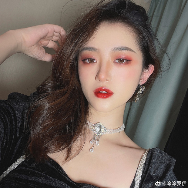 Cô gái tiếp theo xuất hiện trong bảng danh sách này chính là Đồ La Y, cô được biết tới nhiều hơn như là một beauty blogger bởi "bàn tay ma thuật" có thể trang điểm thành bất cứ ai, bất kỳ phong cách nào.